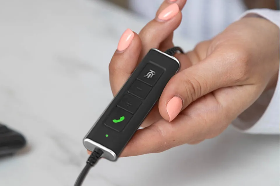 The intuitive control buttons enable you to answer and end calls, adjust volume and mute microphone. The USB control unit is rubber painted with a smooth touch for daily use.